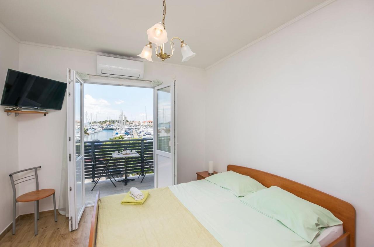 Apartments And Rooms Mare Vodice Kültér fotó