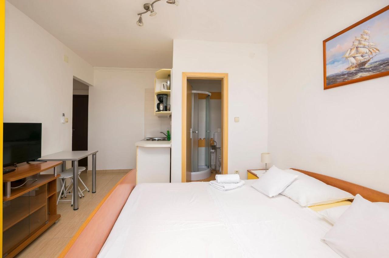 Apartments And Rooms Mare Vodice Kültér fotó